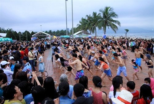 Flash mob to kick off Da Nang beach festival  - ảnh 1